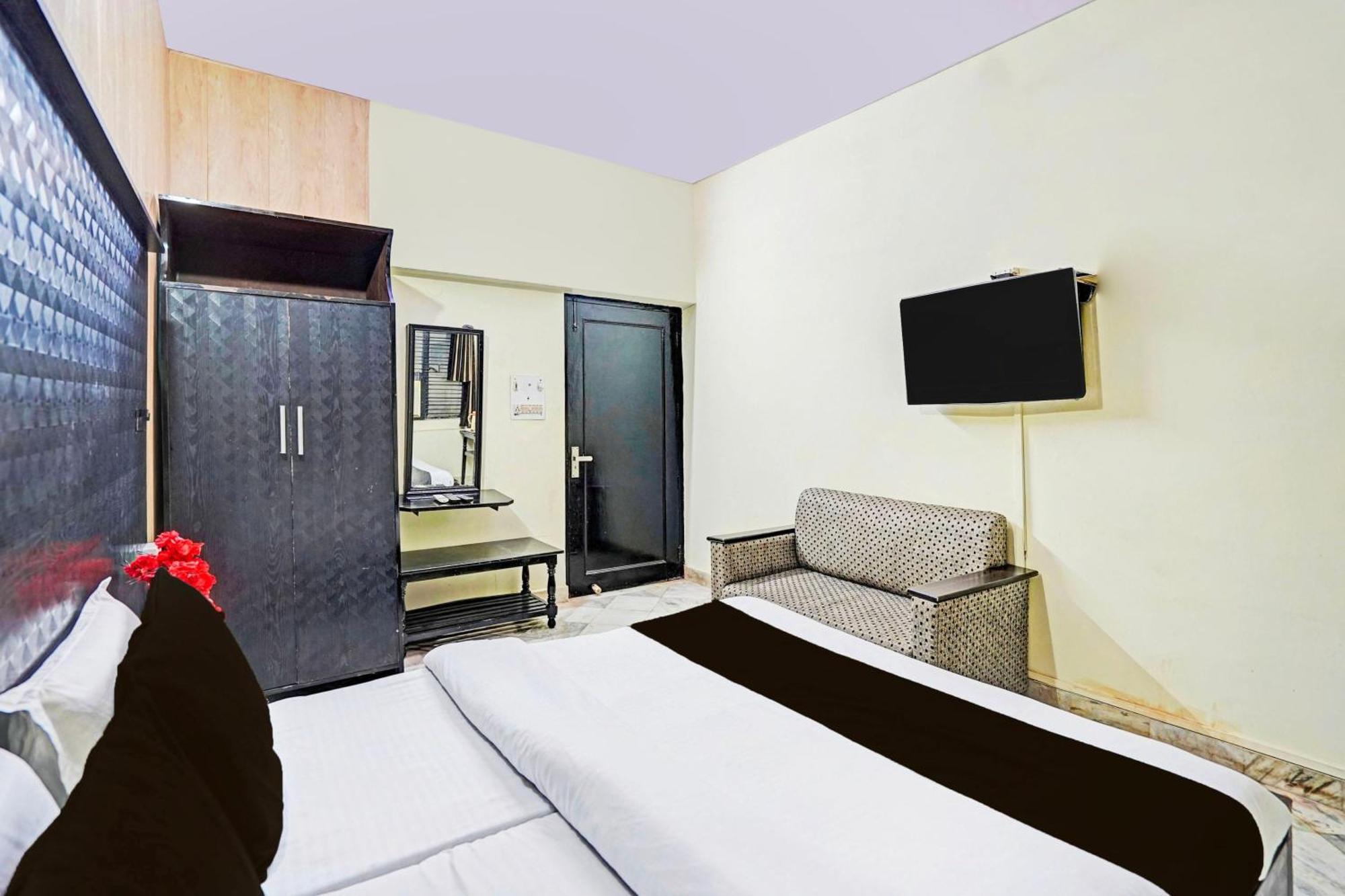 Super Collection O Mathura Near Railway Station Exterior foto